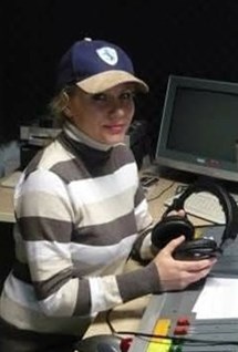 Lili Stojanova wearing stripe brown top and baseball cap